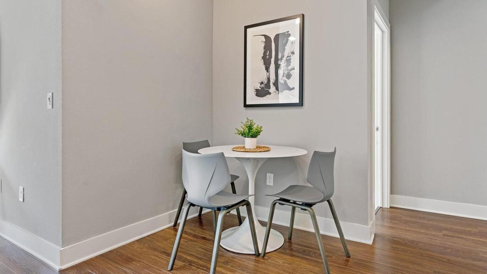 Apartment Landing Modern With Amazing Amenities *
