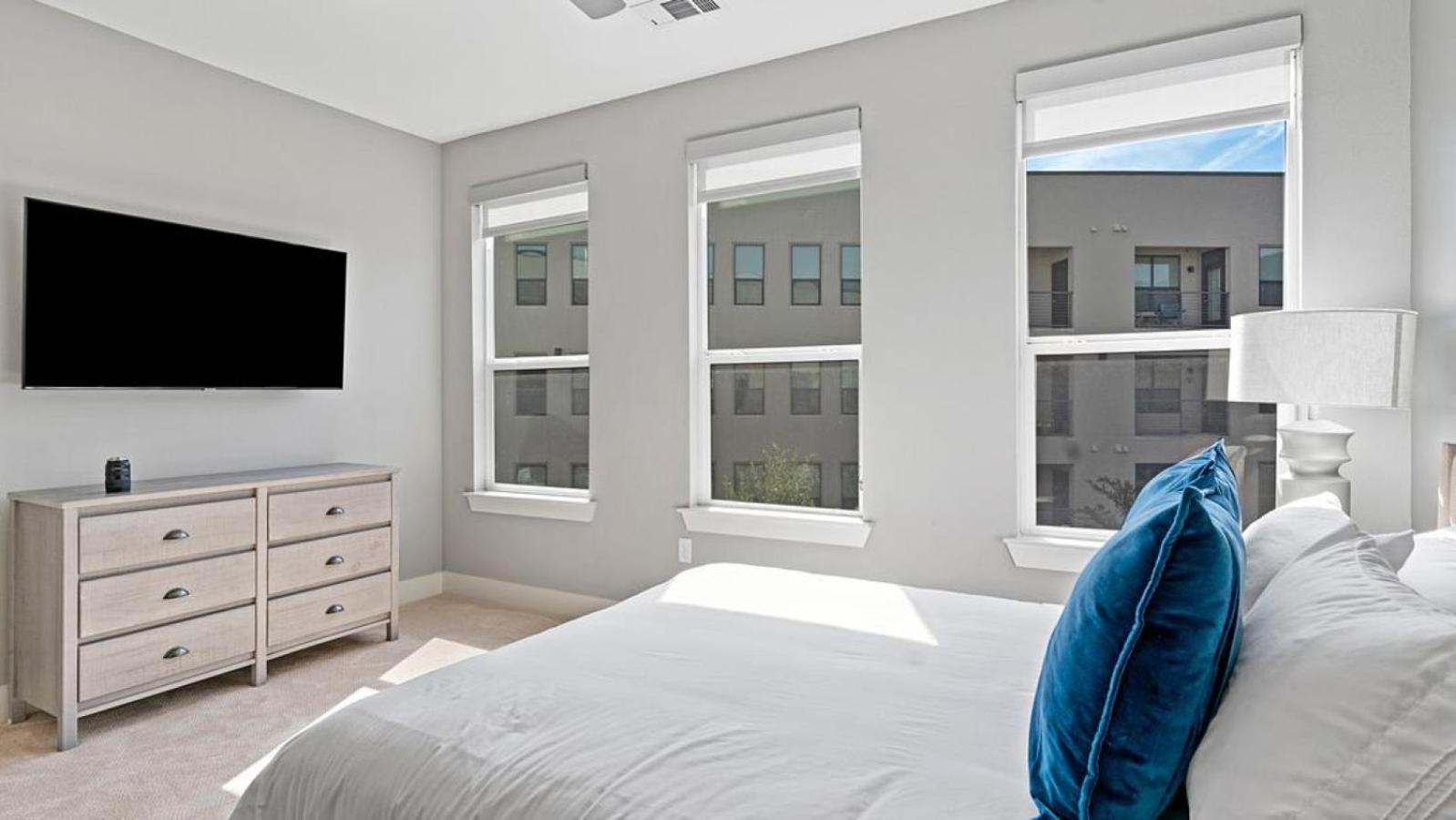 Apartment Landing Modern With Amazing Amenities Austin