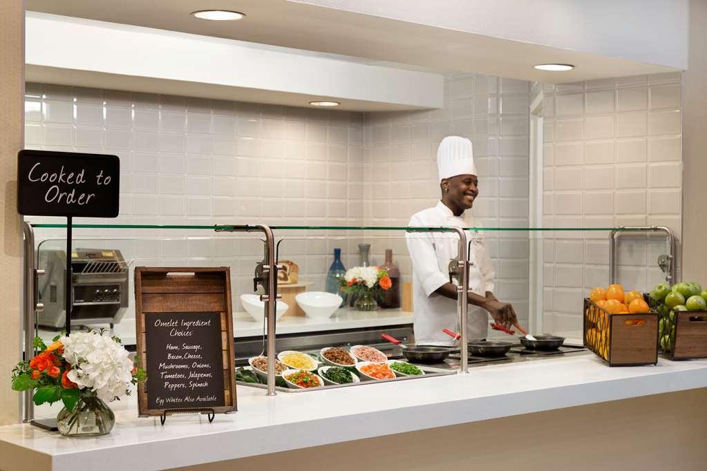Hotel Embassy By Hilton Downtown South Congress 4*