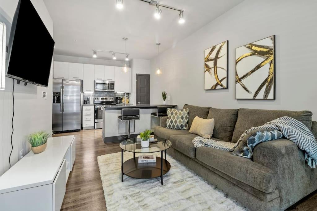 Modern 1br Retreat Pool Free Wi-fi Free Parking *