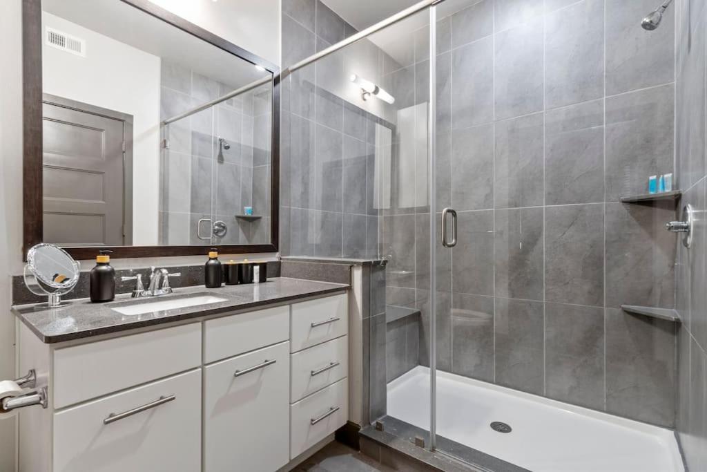 Modern 1br Retreat Pool Free Wi-fi Free Parking
