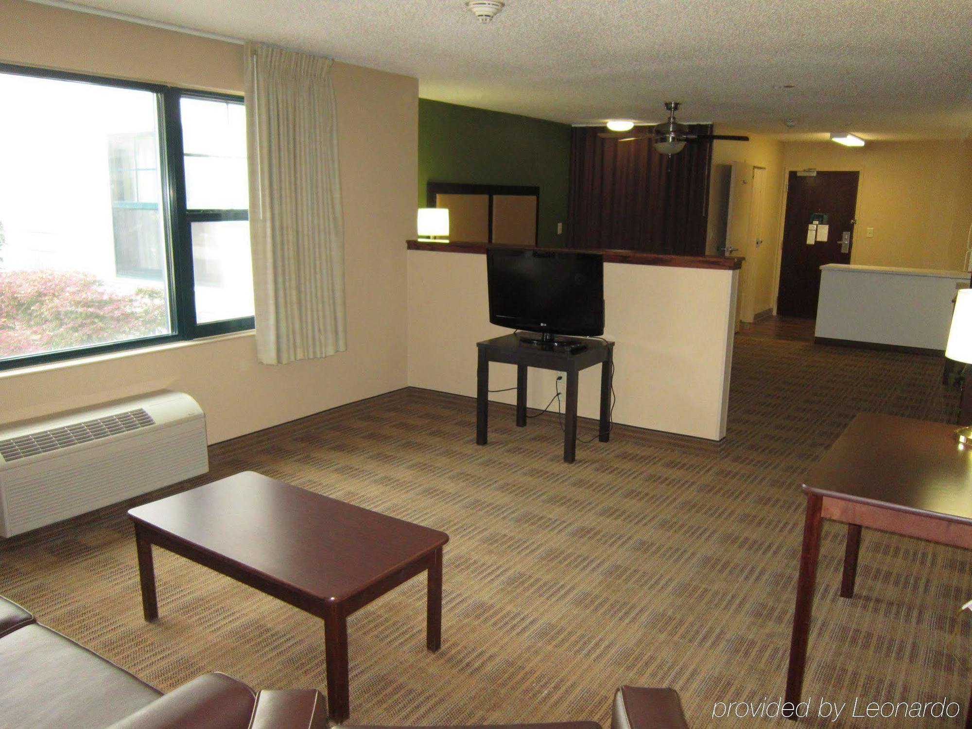 Extended America - - Downtown - 6th St. 2* Austin