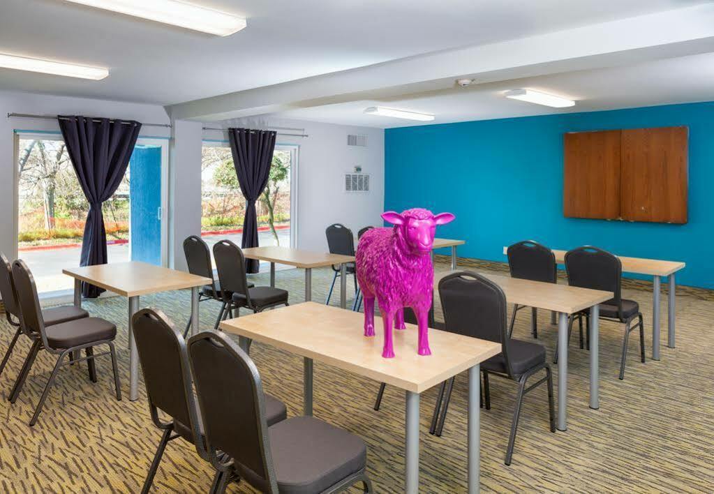 Aae Austin's Travelodge 2*