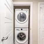 Upscale Modern Apts - Free Parking, Fast Wifi, Courtyard