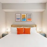 Upscale Modern Apts - Free Parking, Fast Wifi, Courtyard