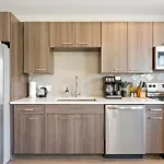 Upscale Modern Apts - Free Parking, Fast Wifi, Courtyard