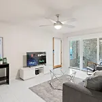 Charming Modern Apt Pool Patio Free Parking