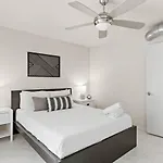 Charming Modern Apt Pool Patio Free Parking