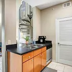 Space For 8 Near Downtown Easy Walk To Ut Campus