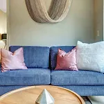 Spectacular Location West Campus Apt For 8 Plus Loft