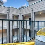 Spectacular Location West Campus Apt For 8 Plus Loft