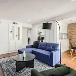 Your Comfy King Suite Getaway - Sleeps 4 - Pool, Prkg