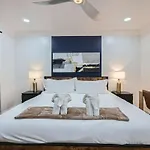 Your Airy King Suite Getaway - Sleeps 4 - Pool, Prkg
