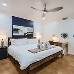 Your Airy King Suite Getaway - Sleeps 4 - Pool, Prkg
