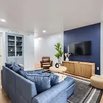 Your Airy King Suite Getaway - Sleeps 4 - Pool, Prkg