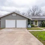 Prime Location 3Br - Firepit & Private Yard