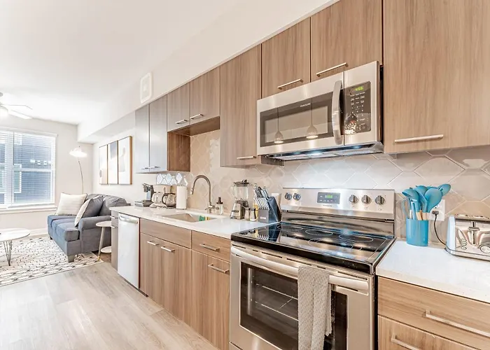 Upscale Modern Apts - Free Parking, Fast Wifi, Courtyard