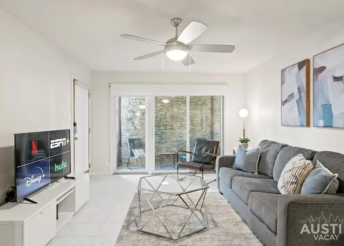 Charming Modern Apt Pool Patio Free Parking