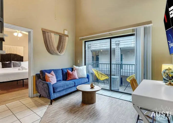 Spectacular Location West Campus Apt For 8 Plus Loft