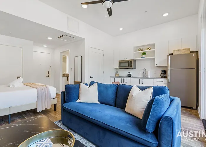 Vibrant Austin Studio Balcony Plus Parking And Wi-Fi