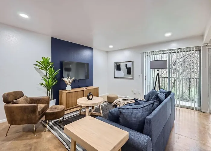 Your Airy King Suite Getaway - Sleeps 4 - Pool, Prkg