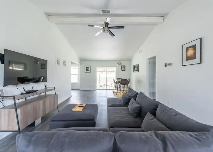 Prime Location 3Br - Firepit & Private Yard