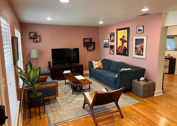 Retro Cowyboy Villa In The Heart Of Austin