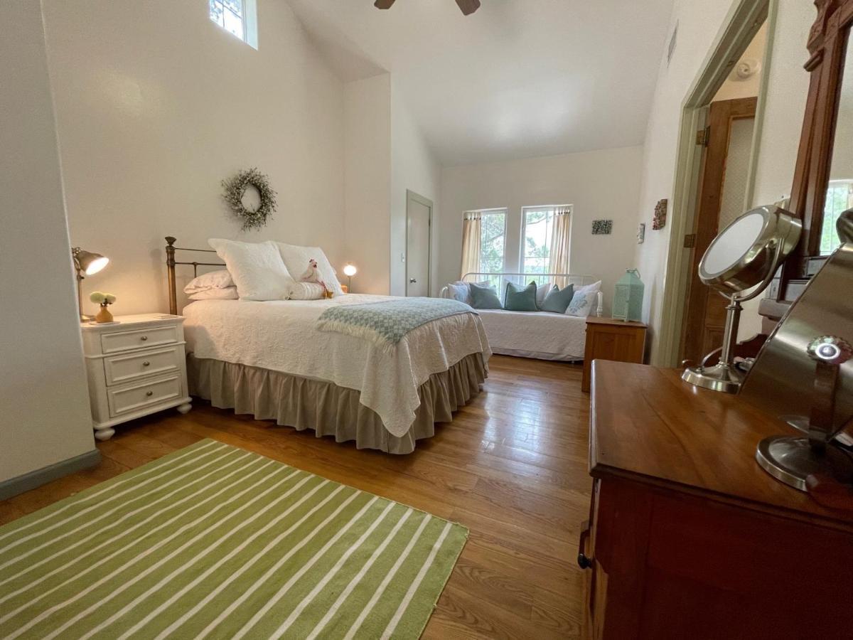 The Rivery Retreat, Choose From Luxury Or In Hill Country Bed & Breakfast Austin