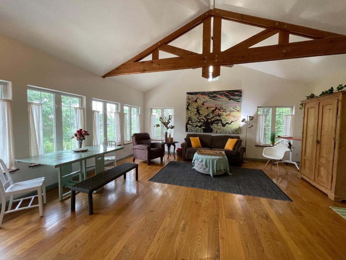 Bed & Breakfast The Rivery Retreat, Choose From Luxury Or In Hill Country
