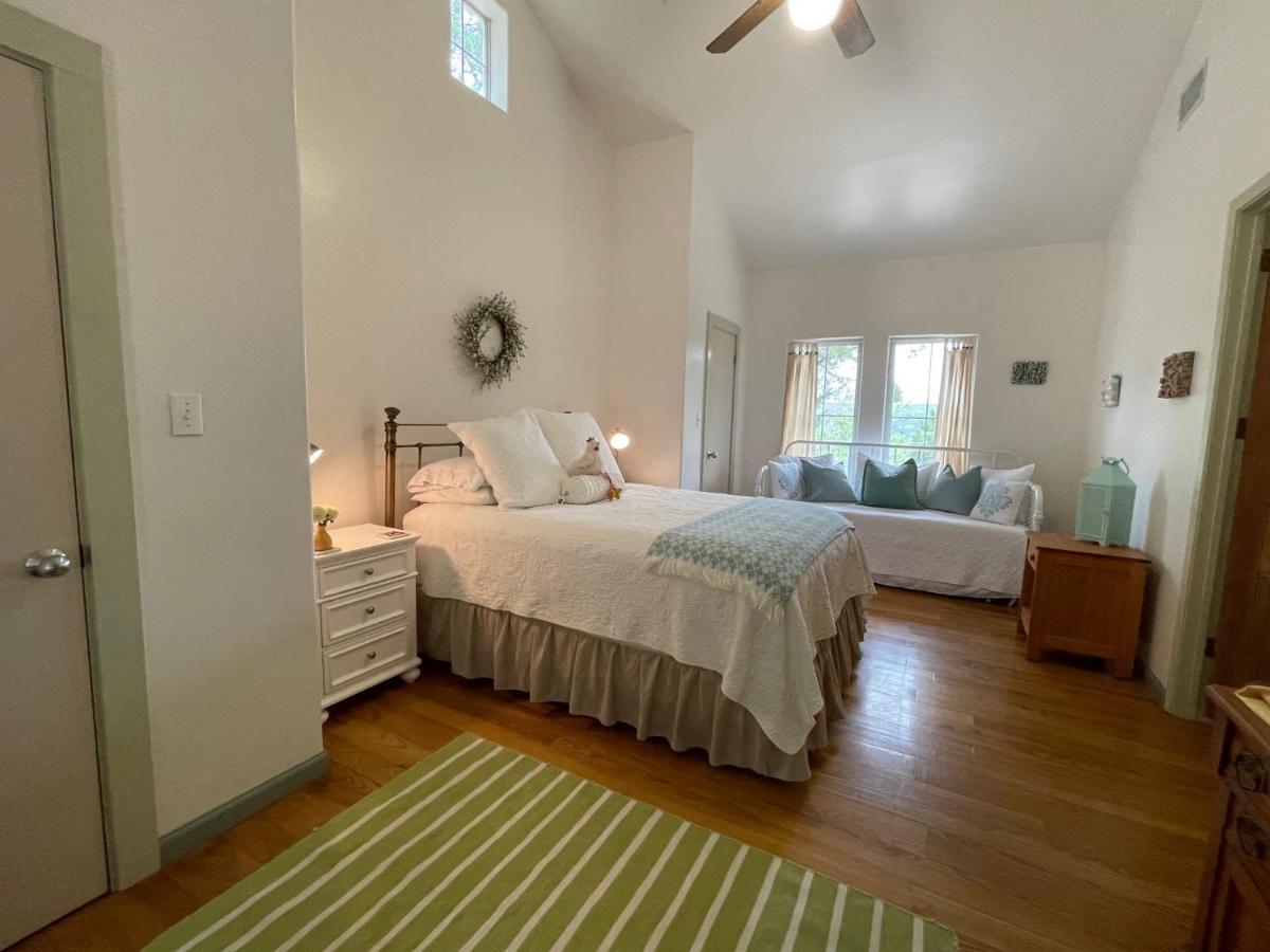 The Rivery Retreat, Choose From Luxury Or In Hill Country Austin
