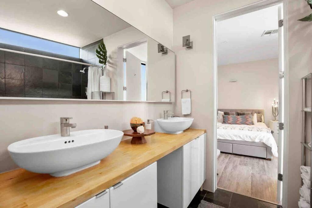 Architectural Dream In Trendy East Holiday home
