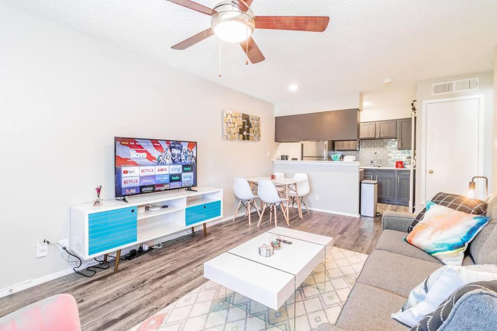 Soco Chic Close To Downtown Apartment