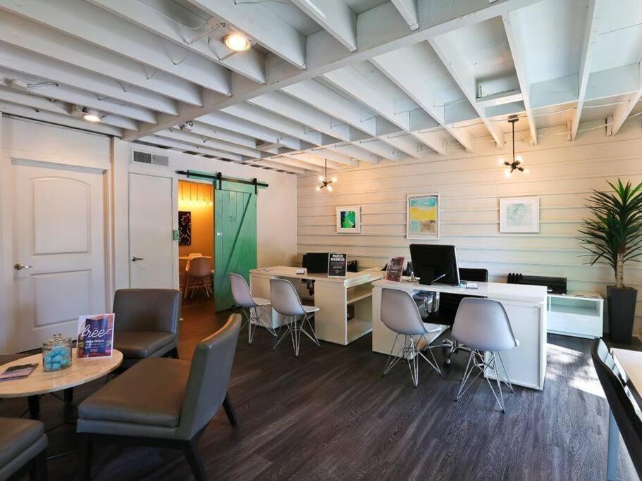 Soco Chic Close To Downtown Apartment *
