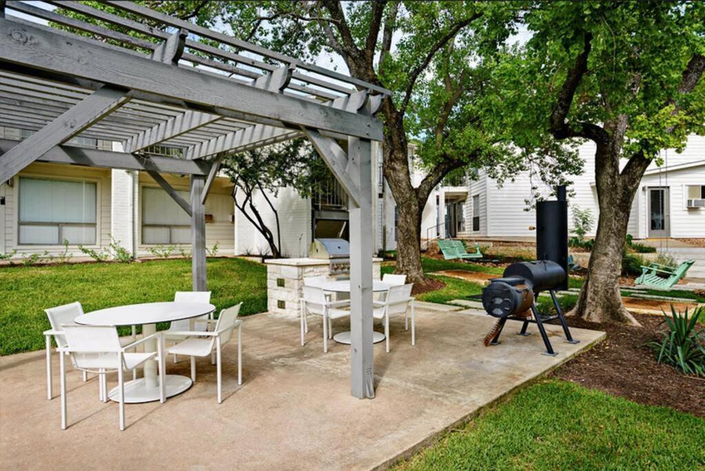 Soco Chic Close To Downtown Apartment