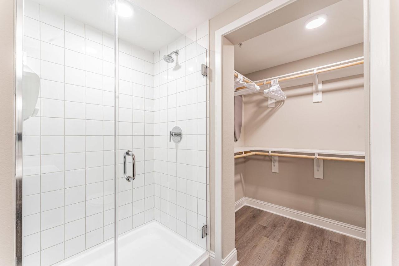Upscale Modern Apts - Free Parking, Fast Wifi, Courtyard Apartment