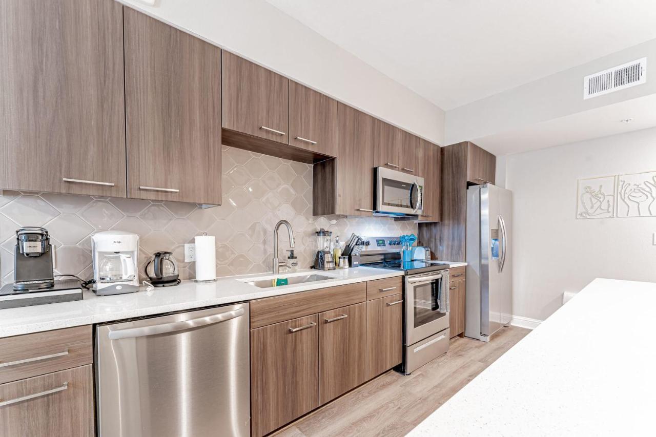 Upscale Modern Apts - Free Parking, Fast Wifi, Courtyard *