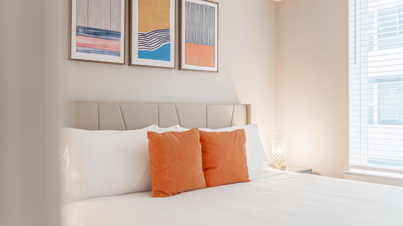 Upscale Modern Apts - Free Parking, Fast Wifi, Courtyard