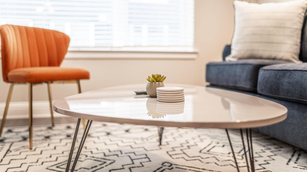 Upscale Modern Apts - Free Parking, Fast Wifi, Courtyard *