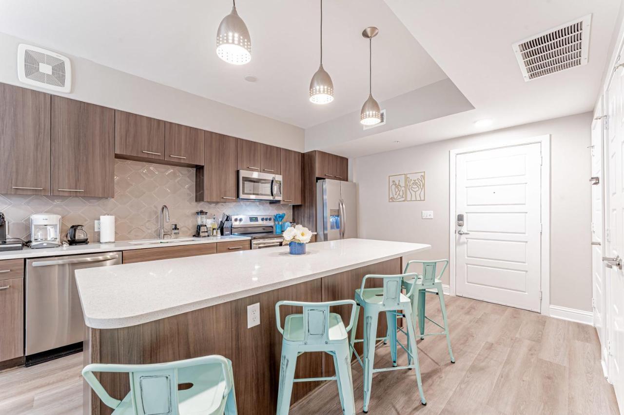 Upscale Modern Apts - Free Parking, Fast Wifi, Courtyard Apartment *