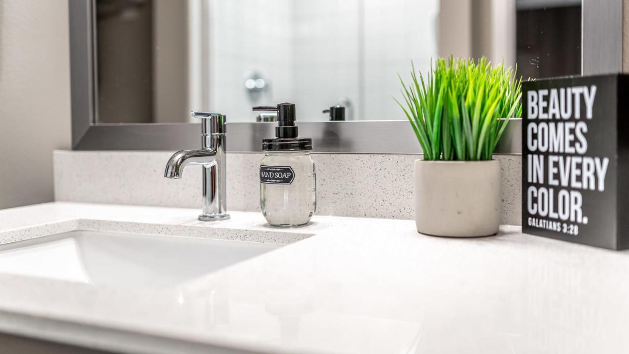 Upscale Modern Apts - Free Parking, Fast Wifi, Courtyard Apartment Austin
