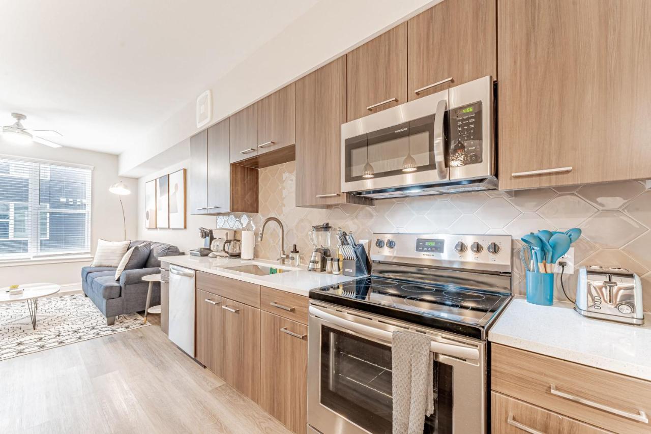 Upscale Modern Apts - Free Parking, Fast Wifi, Courtyard