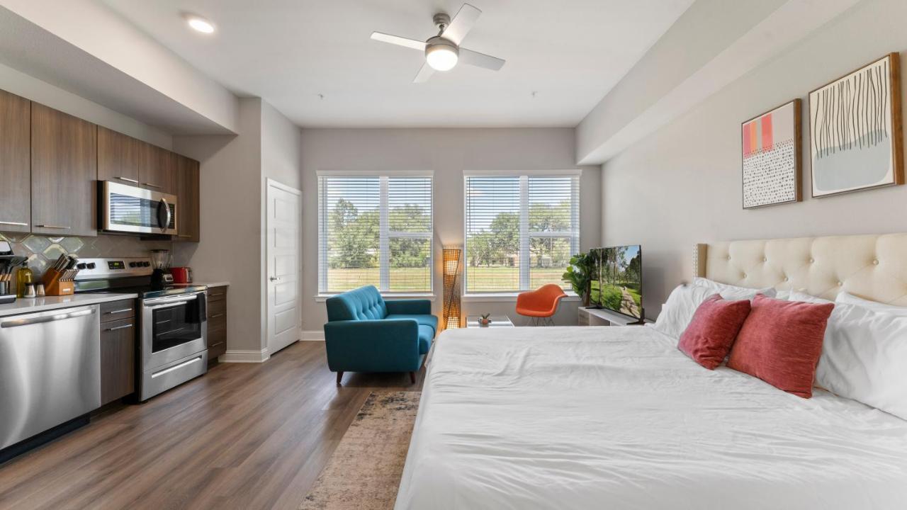Upscale Modern Apts - Free Parking, Fast Wifi, Courtyard Apartment