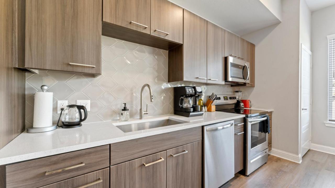 Upscale Modern Apts - Free Parking, Fast Wifi, Courtyard *