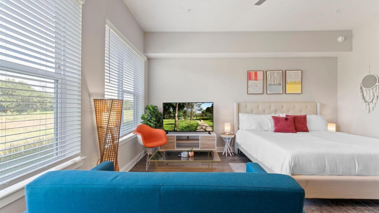 Apartment Upscale Modern Apts - Free Parking, Fast Wifi, Courtyard *