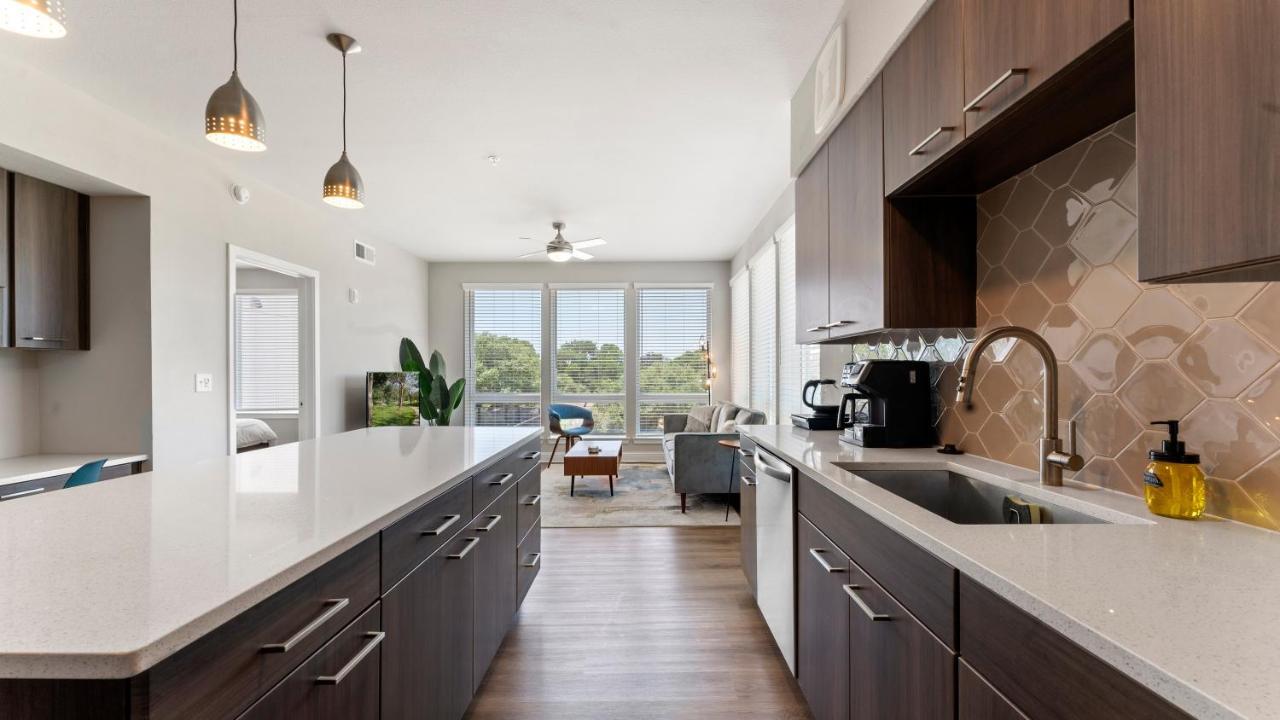 Upscale Modern Apts - Free Parking, Fast Wifi, Courtyard *