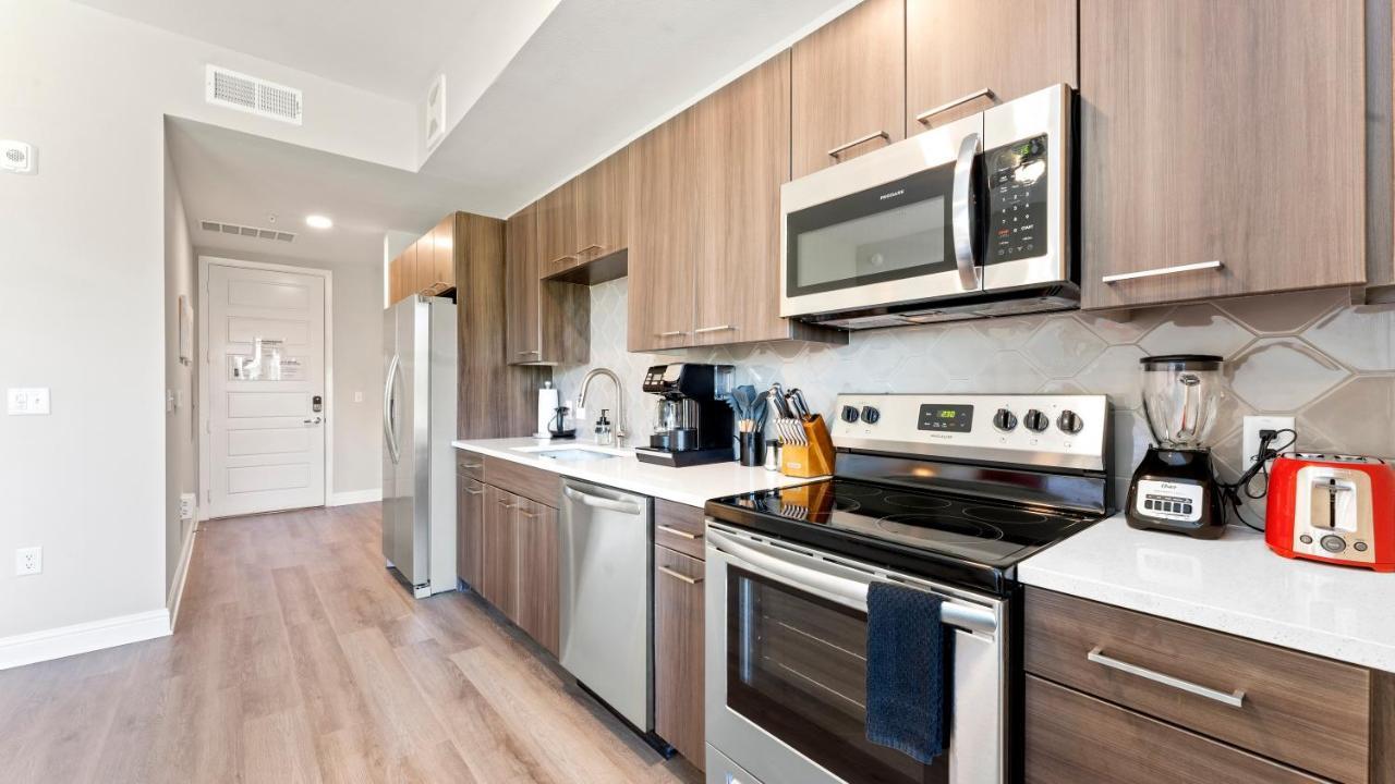 Upscale Modern Apts - Free Parking, Fast Wifi, Courtyard Apartment