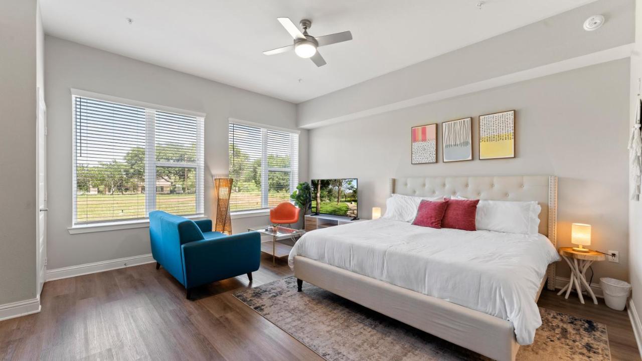 Upscale Modern Apts - Free Parking, Fast Wifi, Courtyard * Austin