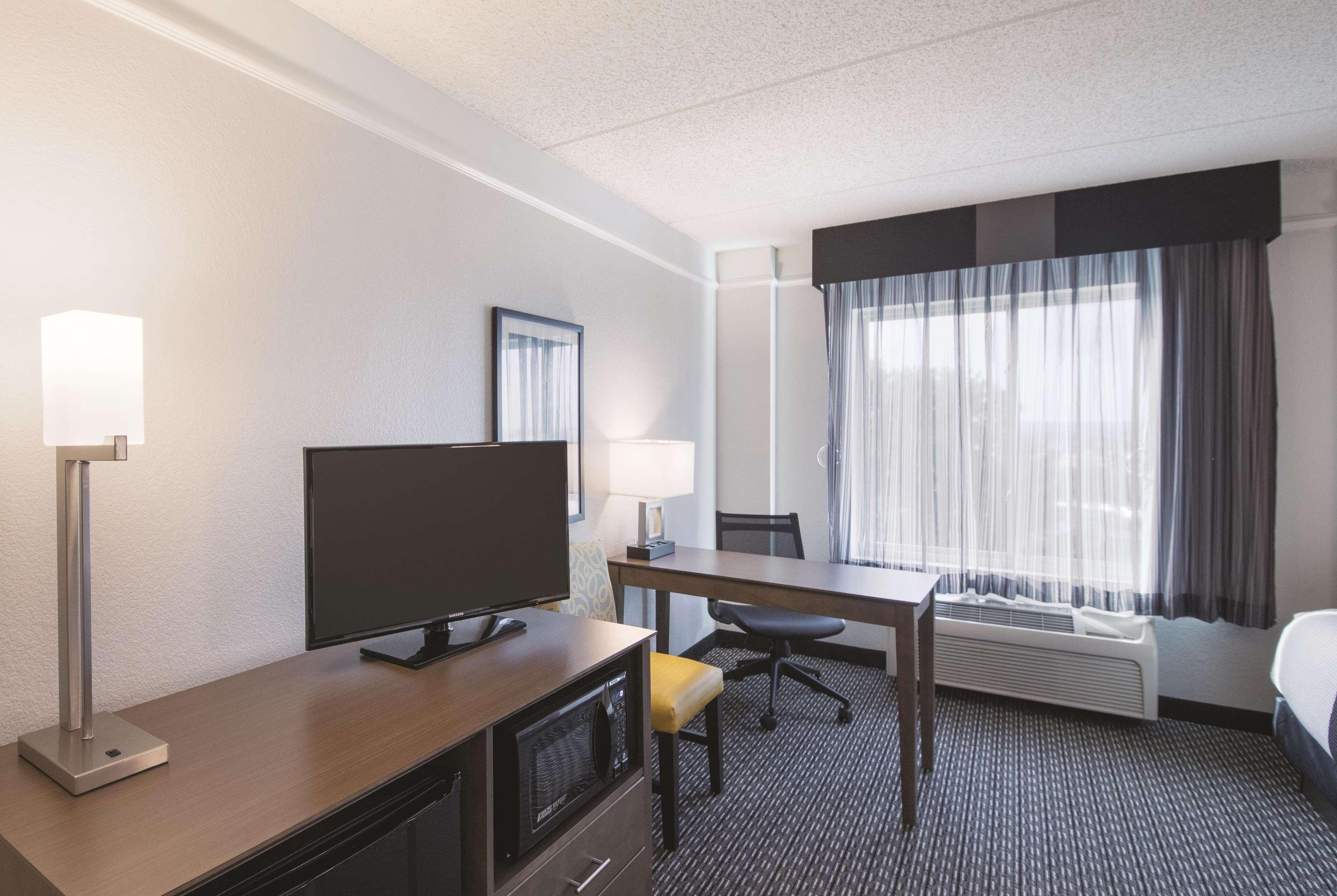 La Quinta By Wyndham Airport Hotel