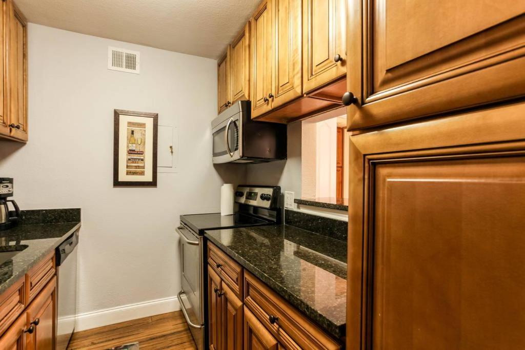 1700 Nueces Street Apartment *