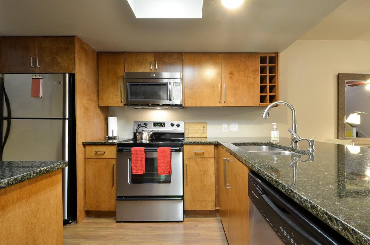 The Norwalk By Lodgewell - West Three's Company Vibes Apartment Austin